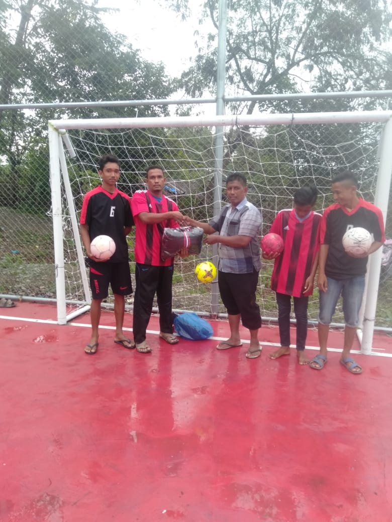 pembagian hadiah turnament futsal